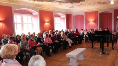 Bild: rpp
Der wunderschöne Musiksaal des Klosters Speinshart war restlos gefüllt.