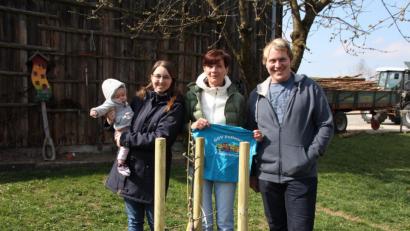 Bild: frd
Die Vorsitzende des GOV Pullenried, Annegret Donhauser (Mitte), übergab an die Eltern Magdalena und Johannes Irlbacher den Apfelbaum und hatte für die kleine Paula (links) ein Vereins-T-Shirt dabei.