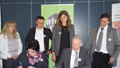 Bild: fppp
Unterzeichnung des Kooperationsvertrags: Im Bild hinten von links Doris Brunner, Thomas Edelmann, Cosima Benker und Alexander Popp, vorne Sybille Kießling und Landrat Karl Döhler.