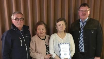 Bild: rha
Maria Winter (Zweite von rechts) wird für 20-jährige Treue zum VdK geehrt. Ihr gratulieren (von links) Ortsvorsitzender Ernst Andraschko und Kreisvorsitzende Marianne Kies-Baldasty sowie Bürgermeister Hans-Martin Schertl (rechts).