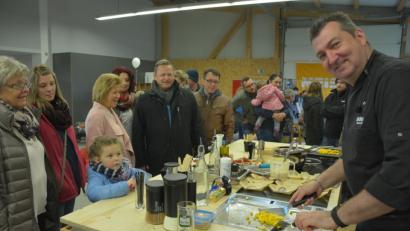 Bild: jr
In der Schreinerei Weiß gibt es wie vor zwei Jahren (Bild) am Sonntagnachmittag ein Show-Cooking sowie Backen für Kinder. Zehn Unternehmen gewähren bei der Gewerbeschau Einblicke in ihre Betriebe.