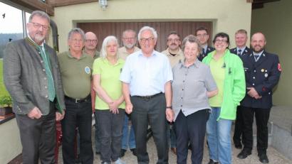 Bild: pi
Ludwig Frauenreuther (Sechster von links) freut sich über die vielen guten Wünsche zum 80. Geburtstag.