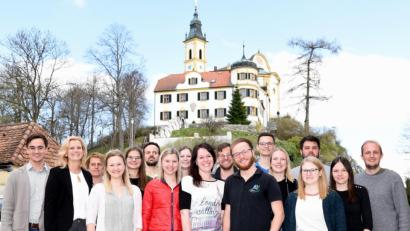 Bild: bgm
Christoph Müllhofer (vorne, Vierter von rechts) bleibt Vorsitzender der Jungen Union. JU Kreisvorsitzender Benedikt Grimm (links) und stellvertretende CSU Ortsvorsitzende Andrea Lang (Zweite von links) lobten die Aktivitäten der jungen Schwarzen.