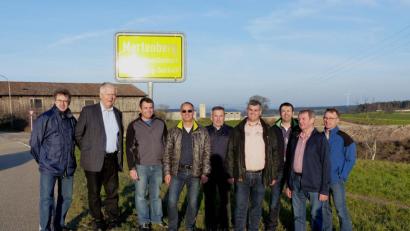 Bild: ads
Die Stadtratsfraktionen von SPD, CWU und FW mit Gerald Dagner, Reinhold Strobl, Uwe Bergmann, Georg Dobmeier, Rudolf Bergmann, Manfred Schlosser, Manfred Birner, Josef Werner und Georg Wendl (von links) machen sich im Hinblick auf eine Dorferneuerung ein Bild von Mertenberg.