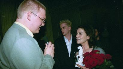 Bild: Kunz
Das ist schon ein paar Jahre her: Alexander Grundler (links) interviewt Hannelore Elsner beim Bayerischen Ehrenpreis 2006. Im Hintergrund ihr Sohn Dominik.