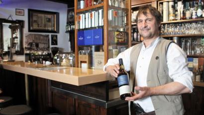 Bild: mvs
Gut 150 Flaschen im Regal: Günter Graf aus Altendorf bei Nabburg empfiehlt Anfängern einen „Talisker“.