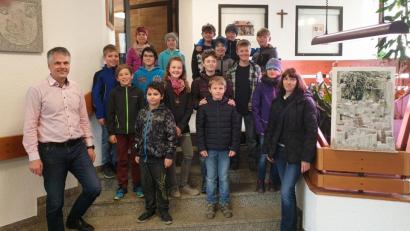 Bild: cro
Bürgermeister Thomas Meiler (links) mit Schülern der Grundschule der dritten und vierten Klasse und der Klassenlehrerin Gudrun Lehner (rechts) im Foyer des Rathauses.