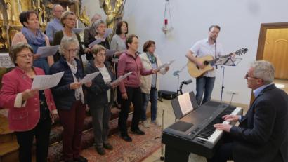 Bild: le
Das Lobpreisteam ( neun Sängerinnen, zwei Sänger und zwei Instrumentalisten ) unter Leitung von Franz Seiz bei ihren Gesängen am.