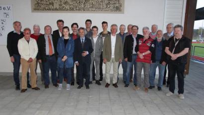 Bild: ral
Heinrich Federer (Achter von links) freute sich, dass alle Weggefährten zu seiner Geburtstagsfeier gekommen waren.