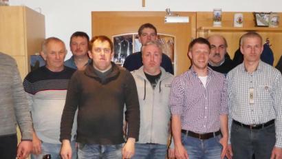 Bild: hl
Josef Wöhrl (Zweiter von rechts) bleibt Vorsteher der Jagdgenossenschaft Atzmannsberg-Köglitz. Jagdpächter Herbert Tretter (rechts) zeigt sich zufrieden mit der Zusammenarbeit.