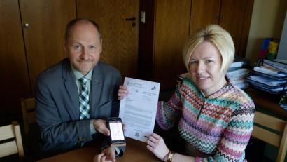 Bild: exb
Stadtwahlleiterin Nicole Hammerl und ihr Stellvertreter Reinhold Gailer testen den personalisierten QR-Code, der erstmals auf den Wahlbenachrichtigungsbriefen für die Europawahl abgedruckt ist.