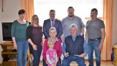Bild: fz
Die Töchter Claudia und Petra, Bürgermeister Karlheinz Budnik, Pfarrer Hubert Bartl sowie Sohn Matthais (von links) gratulieren Rosemarie und Ernst Schönberger zur goldenen Hochzeit.