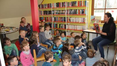 Bild: frd
Schnell hatte Lesepatin Melanie Weber einen guten Draht zu den Kindern gefunden und las ihnen „Geschichten vom Feuerwehrmann Sam“ vor.