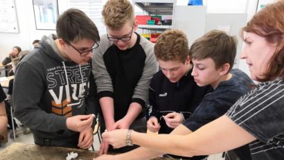 Bild: exb
Die Schüler aus Nabburg durften sich im Praktikum mit Testbausteinen beschäftigen.