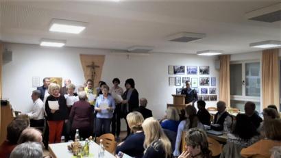 Bild: tkr
Der Kirchenchor Teunz gestaltete den Pfarrfamilienabend musikalisch. Gespannt lauschten die Besucher nicht nur den Liedern sondern auch den verschiedenen Berichten aus der Pfarrei und besonders dem Vortrag von Kaplan William Akkala.	Bild: tkr