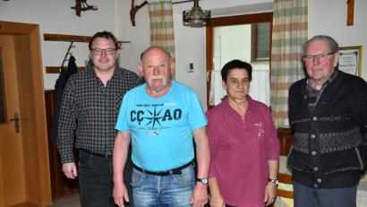 Bild: fjo
Beisitzer Hans Kaas, Vorsitzende Gertrud Winkler und Vorsitzender Ludwig Grötsch (von rechts) stehen dem Gesangsverein Reichenau weiter als Vorstandsmitglieder zur Verfügung. Thomas Grötsch (links) aus Frankenreuth ist nun Hauptkassier.