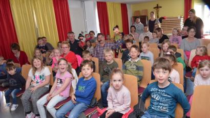 Bild: fz
Hermann Papacek rettet mit dem Kasperl und den Kinder das Osterfest
