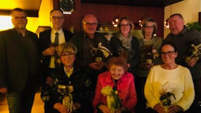 Bild: exb
Für einige Mitglieder gab es Geschenke. Stehend, von links: Lutz Haß, Bürgermeister Bernd Sommer, Werner Köstler, Elisabeth König, Henne Schmid und Rainer Schmid. Sitzend, von links: Renate Sperber, Annemarie Zimmert und Hildegard Spreitzer.