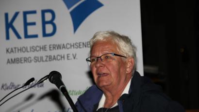 Bild: ads
Mit 50 veröffentlichten Büchern ist Andrea Schwarz die meistgelesenste christliche Autorin. Dass sie auch eine ausgezeichnete Referentin ist, zeigte sie in ihrem Vortrag in der Basilika St. Martin, bei dem sie das Geheimnis von Ostern lüftete.