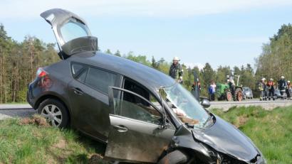 Bild: Gabi Schönberger
Der 18-jährige Fahrer dieses Mazda hatte bei dem Auffahrunfall riesiges Glück. Ein Holzpfahl bohrte sich auf der Beifahrerseite in das Auto. Dort saß glücklicherweise niemand.