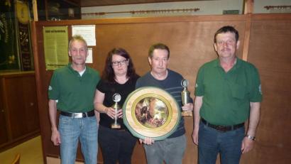 Bild: mkj
Die erfolgreichsten Teilnehmer am Osterschießen waren Corinna Werner und Rudolf Stark, im Bild mit mit ihren Trophäen sowie mit Schützenmeister Helmut Werner (rechts) und Michael Knott (links).