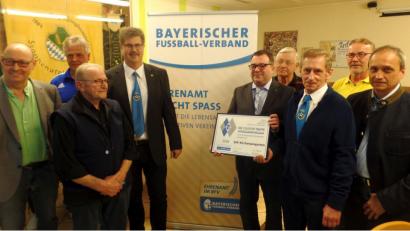 Bild: br
Der SSV erhält erneut die „Silberne Raute“: (von links) Kreisvorsitzender Manfred Neumeister, Gerhard Langsteiner, SSV-Ehrenvorstand Alois Scherm, Vorsitzender Holger Sailer, Kreisehrenamtsbeauftragter Stefan Schmitt, SSV-Ehrenvorsitzender Heribert Melzner, Raimund Scharf, SSV-Ehrenvorsitzender Alfred Küchler und Bürgermeister Klaus Wagner.