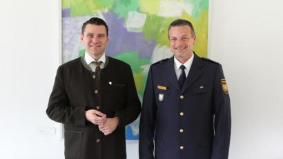 Bild: exb
Christian Kiener (rechts) stellte sich als deutscher Koordinator im Gemeinsamen Zentrum Schwandorf bei Landrat Thomas Ebeling vor.