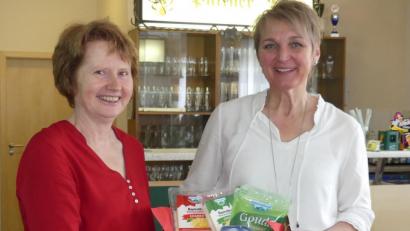 Bild: rn
Petra Schäffler (links) dankt im Namen der BBV-Frauensprecherinnen Referentin Petra Hager mit Käsespezialitäten für ihren Vortrag.