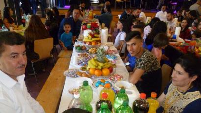 Bild: usc
Auf den Tischen im vollbesetzten Jugendzentrum standen neben großen Schalen mit hoch aufgehäuftem Obst, neben allerlei Gebäck, Süßigkeiten und Knabbereien auch Teller mit eigenhändig gefärbten und liebevoll verzierten Eiern.