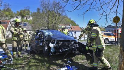 Bild: Petra Hartl
Noch unklar stellt sich am Ostermontag der Hergang eines Unfalls in Rosenberg dar. Ein 62-jähriger Autofahrer wird dabei schwer verletzt.