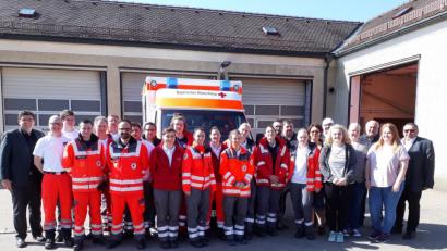 Bild: exb
Die 14 angehenden Rettungssanitäter des BRK-Kreisverbandes Tirschenreuth stellen sich nach dem erfolgreichen Abschluss ihres Fachlehrgangs zum Erinnerungsfoto mit Kreisgeschäftsführer Holger Schedl (links), Lehrgangsleiter Richard Wagner (rechts), Prüfer Gerd Kincl (Dritter von rechts), Ausbildern und Mimen auf.