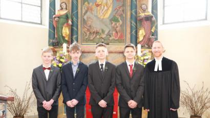 Bild: njn
Pfarrer Christoph Zeh (rechts) mit den Konfirmanden Felix Lau, Jakob Prölß, Jakob Tretter und Aron Steiner.