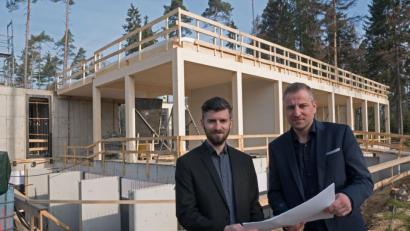 Bild: tr
Die Prokuristen Andreas Sandner und Michael Wachsmann (von links) sind zufrieden mit dem Baufortschritt am neuen Verwaltungsgebäude.