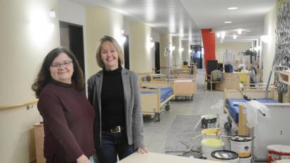 Bild: Gabi Schönberger
Pflegedienstleitern Elfriede Dollhopf und Susanne Wagner (rechts), Leiterin des Hospiz St. Felix, freuen sich auf die Eröffnung. Noch haben die Handwerker das Sagen.