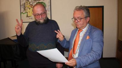 Bild: wro
Wolfgang Stock (links) wurde am Dienstagabend von Bürgermeister Toni Dutz als Gemeinderatsmitglied vereidigt.