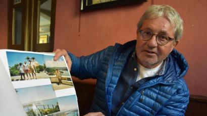 Bild: ui
Der mittlerweile in Hersbruck lebende Wildenreuther Heinrich Frieser ist nicht nur in Sachen Holz in der ganzen Welt unterwegs. Beim "Gloser"-Zoigl in Windischeschenbach legt er die Hände auf Tischplatten aus einer Esche, die bei seinem Elternhaus in Wildenreuth wuchs.