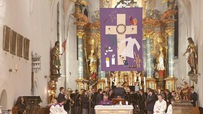 Bild: sak
Gottesdienst für die verstorbenen Mitglieder mit über 40 Musikern unter der Leitung von Sabine Kredler.