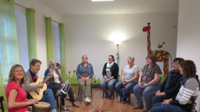 Bild: jzk
Beim Chantabend mit Andrea Kick (links) spüren die Frauen, wie gut das Singen für Körper, Geist und Seele ist.