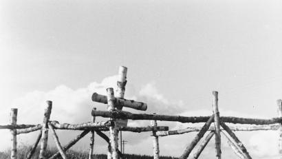 Bild: lg
Eine Einfriedung und ein Kreuz aus Birkenstämmen markieren vor 1950 ein Häftlingsgrab in der Flur bei Pullenried.