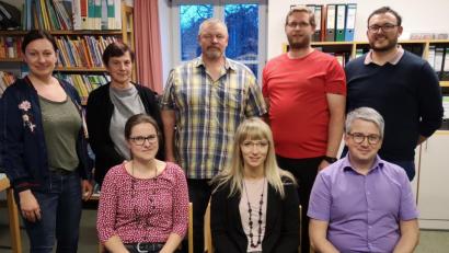 Bild: hir
Die neue Vorstandschaft des Fördervereins der Landgraf-Ulrich-Schule Pfreimd zusammen mit Schulleiterin Silke Schmidt (links): Vorsitzender Gerhard Pamler (hinten, 2. v. rechts), 2. Vorsitzende Sandra Raab (vorne, Mitte), Kassier Claudia Paulus (vorne, links) und Schriftführer Benjamin Hannes (hinten, rechts) zusammen mit den Beisitzern Anna Schmittner (hinten, 2. v. links), Helmut Wölker (hinten, Mitte) und Georg Hirmer (vorne, rechts)