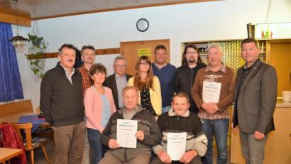 Bild: fz
Hubert Biller und Johann Kick (sitzend von links) sind 50 Jahre in der CSU. Hans Kick (stehend links) bleibt weiter Vorsitzender.