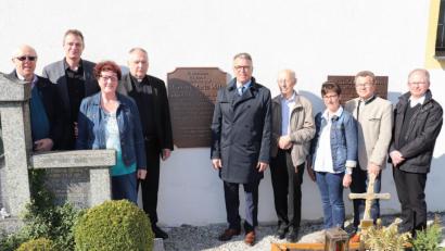Bild: exb
Die Mitglieder der Kirchenverwaltung, Bernhard Stahl, Thomas Kurzeck, Liselotte Kulzer und Stadtpfarrer Georg Flierl, Bürgermeister Franz Stahl, Karl Scheidler, die Sprecherin des Pfarrgemeinderats, Edith Schön, sowie die weiteren Mitglieder der Kirchenverwaltung, Dr. Maximilian Schön und Klaus Steckbauer, bei der feierlichen Einweihung der Gedenktafel (von links).