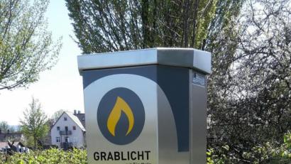 Bild: mng
Das Grablicht gibt es auch vor Ort. An einem Automaten in der Nähe der neuen Aussegnungshalle kann es inklusive Streichhölzer erworben werden.