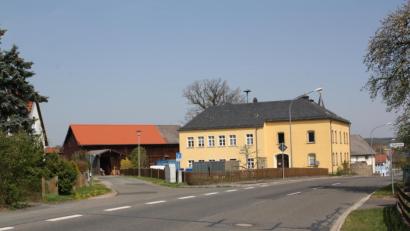 Bild: bjp
Zu den beiden Straßen, die die Gemeinde Speinshart heuer in Tremmersdorf sanieren lassen will, gehört die Milchgasse (links abzweigend). Verschönert werden soll auch der alte Schulgarten zwischen Milchgasse und Hauptstraße (Mitte): Der betagte Holzzaun wird durch eine neue Einfriedung ersetzt.