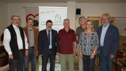 Bild: prh
Helmut Grünbauer (Dritter von links) ist weiter Vorsitzender des Kreisverbandes Neustadt im Verband Wohneigentum. Im zur Seite steht sein bewährtes Vorstandsteam, in das nur Alexandra Kurz (Zweite von rechts) neu gewählt wurde. Reinhard Ott (links), der neue Bezirksvorsitzende, stellte sich in der Versammlung vor.