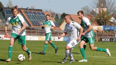 Bild: chap
Am Ostermontag zog der SV Mitterteich gegen Spitzenreiter FC Eintracht Bamberg klar mit 0:4 den Kürzeren. Hier beschäftigt Lukas Schmittschmitt (weißes Trikot) gleich drei Mitterteicher, von links Martin Bächer, Matthias Männl und Daniel Stich. Am Freitag um 18.30 Uhr bestreiten die Stiftländer das nächste Heimspiel gegen die SpVgg Selbitz.