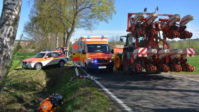 Bild: jr
Das Honda-Motorrad (links) und der Traktor krachten ineinander. Die Straße war während der Bergungsarbeiten komplett gesperrt