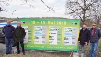 Bild: mmj
Die 90. Hauptversammlung des OWV-Hauptvereins Weiden findet am Samstag und Sonntag, 18. und 19. Mai, in Stadlern statt. Zugleich feiert der OWV Stadlern die Wiedergründung vor 50 Jahren. Für die Festlichkeit hat die örtliche Vorstandschaft mit (von links) Schriftführer Helmut Kiesl, Vorsitzender Michael Koller, dessen Stellvertreter Josef Holler und Schatzmeister Ludwig Krauß ein abwechslungsreiches Programm festgelegt.