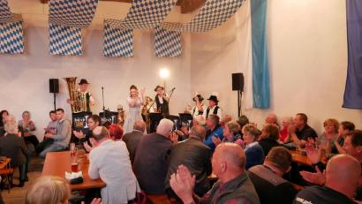 Bild: gz
Für gute Stimmung im Publikum sorgen die Blechbläser "Blech 5ünf" sowie Lisa Wagner, die demnächst Bayerische Bierkönigin werden kann.