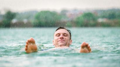Bild: Biskariot – stock.adobe.com
Schwimmen hält uns nicht nur fit und gesund, sondern macht außerdem so richtig glücklich.